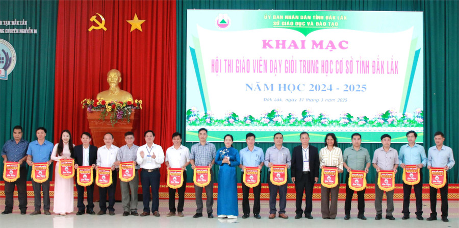 Ban tổ chức tặng cờ lưu niệm các đơn vị tham dự Hội thi. (Ảnh: TT)