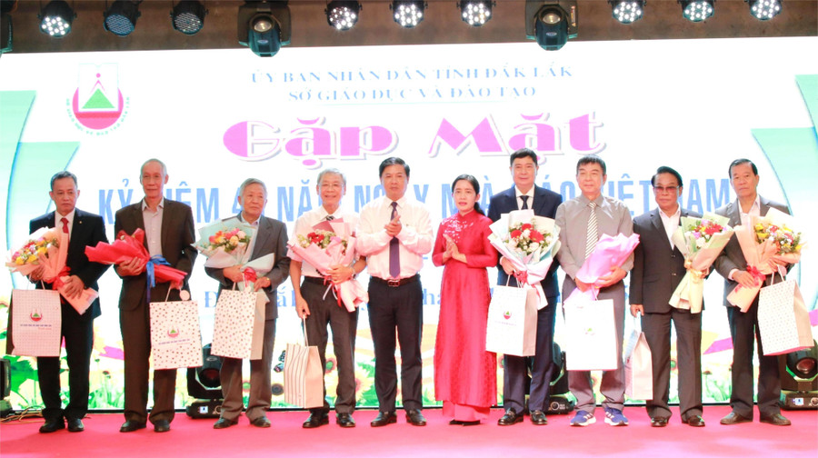 Bí thư Tỉnh ủy Đắk Lắk và Giám đốc Sở GD&ĐT tặng hoa chúc mừng các Nhà giáo Ưu tú. (Ảnh: TT)