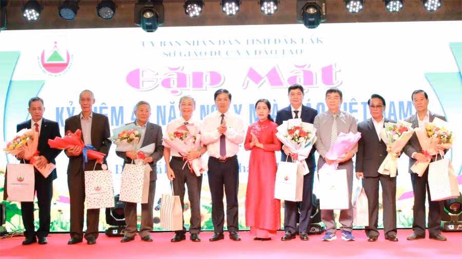 Bí thư Tỉnh ủy Đắk Lắk và Giám đốc Sở GD&ĐT tặng hoa chúc mừng các Nhà giáo Ưu tú. (Ảnh: TT)