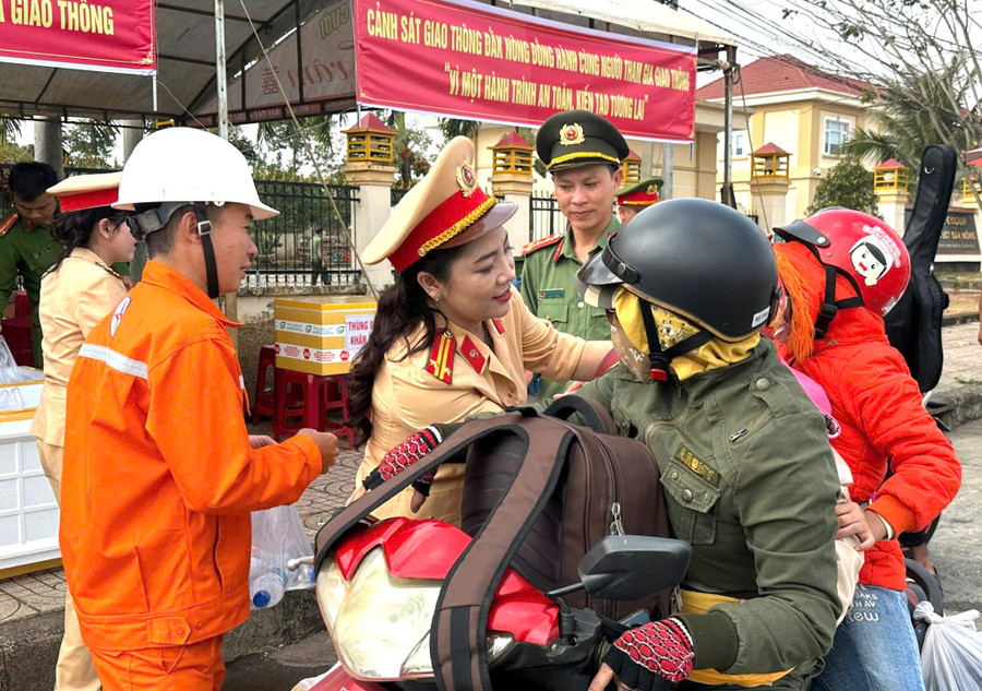 Lực lượng Công an Đắk Nông hỗ trợ người dân về quê đón Tết. (Ảnh: TT)