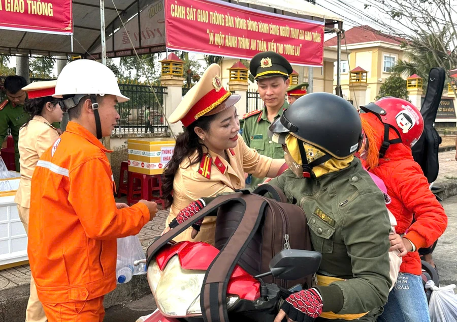 Lực lượng Công an Đắk Nông hỗ trợ người dân về quê đón Tết. (Ảnh: TT)