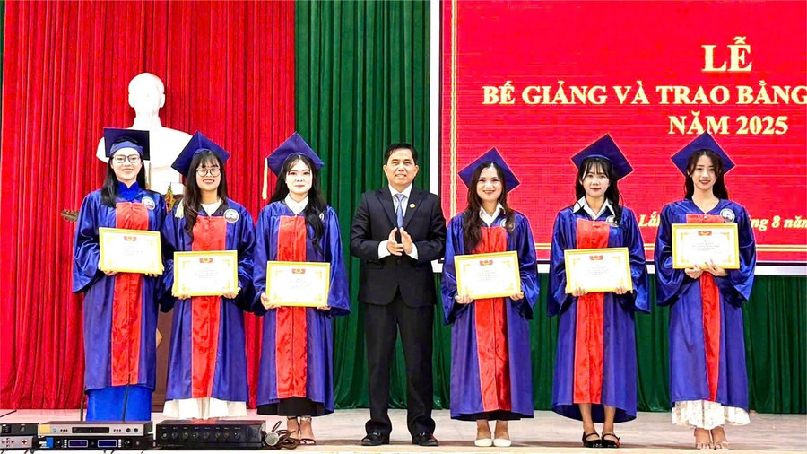Phó Giám đốc Sở GD&ĐT Đắk Lắk Nguyễn Xuân Đá trao Giấy khen cho các sinh viên xuất sắc. (Ảnh: MH)