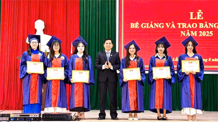 Phó Giám đốc Sở GD&ĐT Đắk Lắk Nguyễn Xuân Đá trao Giấy khen cho các sinh viên xuất sắc. (Ảnh: MH)