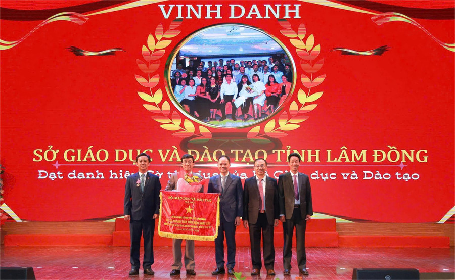Ông Trần Hồng Thái, Chủ tịch UBND tỉnh Lâm Đồng trao Cờ thi đua của Bộ GD&ĐT tặng Sở GD&ĐT Lâm Đồng. (Ảnh: GD) co.jpg