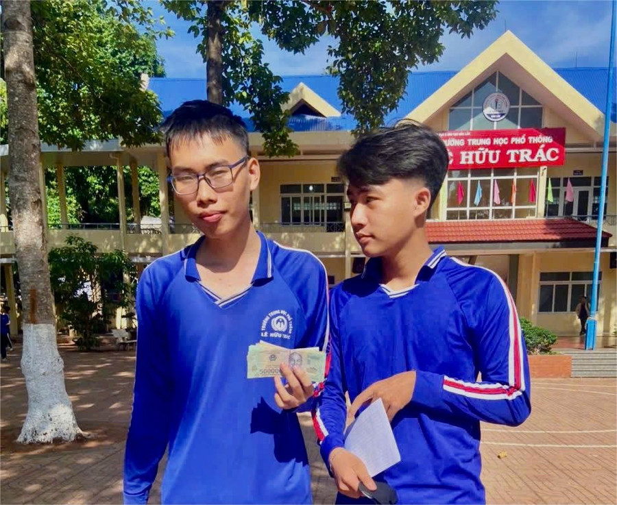 Học sinh Nguyễn Tuấn Cường (bên trái) nhặt được hơn 6 triệu nhờ công an tìm trả người đánh rơi. (Ảnh: NT)