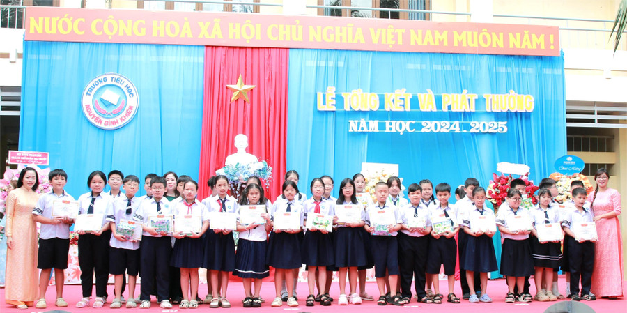 Khen thưởng học sinh đạt thành tích xuất sắc trong học tập, rèn luyện năm học 2024-2025. (Ảnh: Thành Tâm) 1-kt-hs-xs.jpg