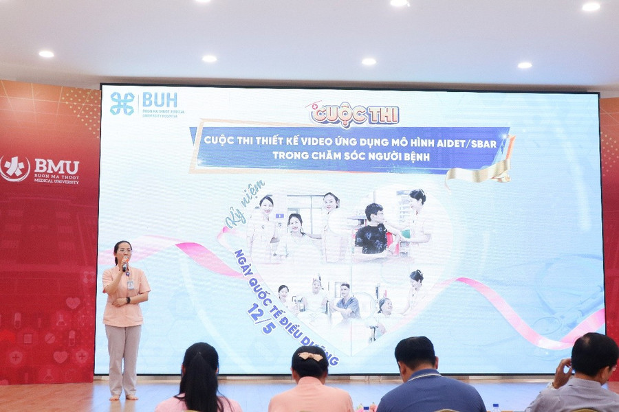 Đại diện các khoa/phòng thể hiện phần thi thiết kế video ứng dụng mô hình AIDET/SBAR trong chăm sóc người bệnh. (Ảnh: TT) thi-thiet-ke.png