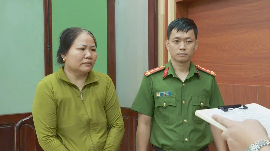 Cơ quan Công an tống đạt các quyết định tố tụng đối với Hồ Thụy Bích Dân. (Ảnh: SĐ)