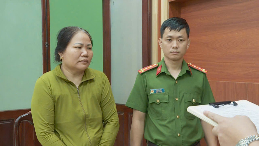 Cơ quan Công an tống đạt các quyết định tố tụng đối với Hồ Thụy Bích Dân. (Ảnh: SĐ)