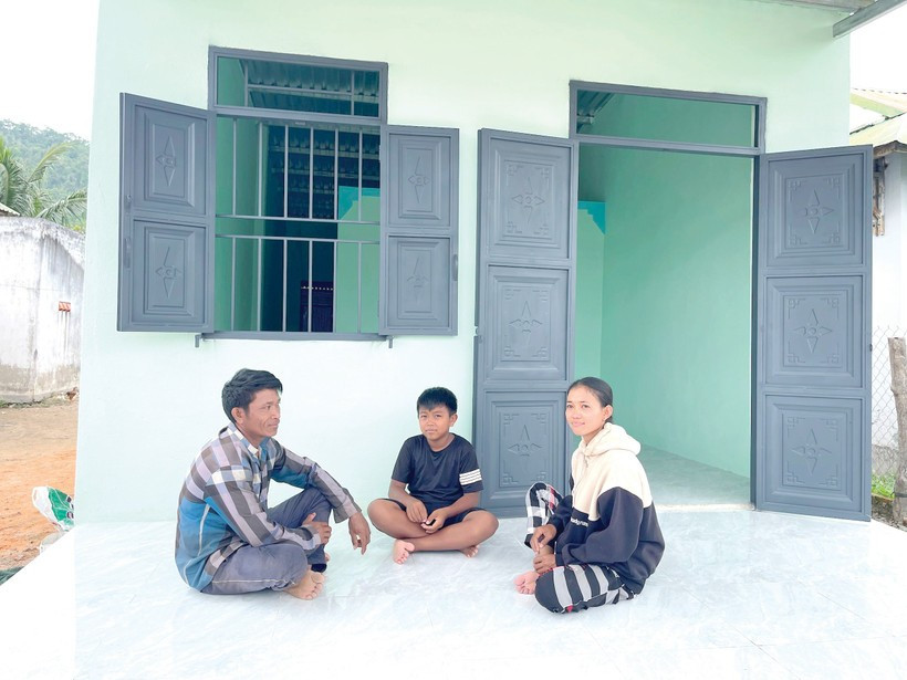 Anh Mang Sót (36 tuổi, dân tộc Ra Glai) cùng vợ con bên căn nhà mới. (Ảnh: QT) a1-lam-dong-xoa-nha-tam.jpg