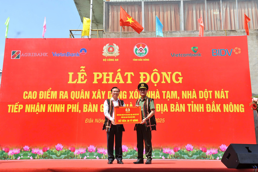 Trung tướng Phạm Thế Tùng trao tặng số tiền 30 tỷ đồng cho tỉnh Đắk Nông. (Ảnh: TT) tang.jpg