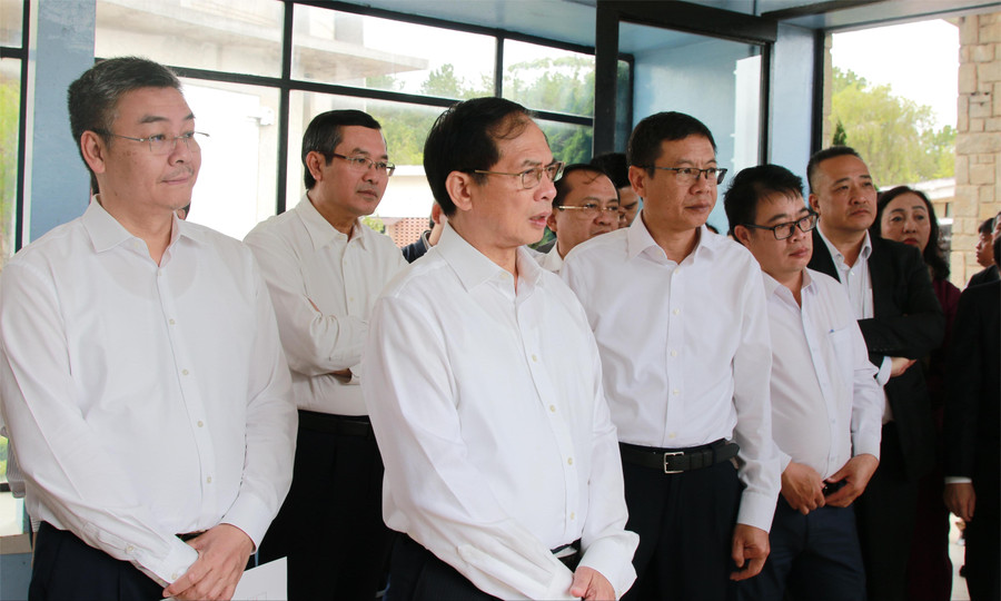 Phó Thủ tướng và các đại biểu nghe giới thiệu về quy trình vận hành của lò phản ứng hạt nhân Đà Lạt. (Ảnh: Thành Tâm) 2.jpg