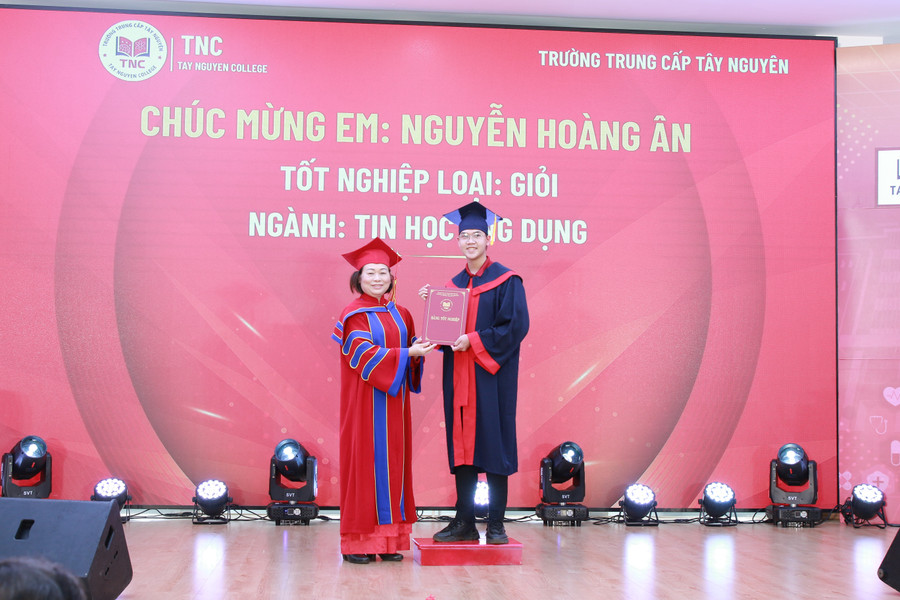 Bà Trần Thị Thiết, Hiệu trưởng Trường Trung cấp Tây Nguyên trao bằng tốt nghiệp cho học sinh. (Ảnh: Thành Tâm) img-6779.jpg