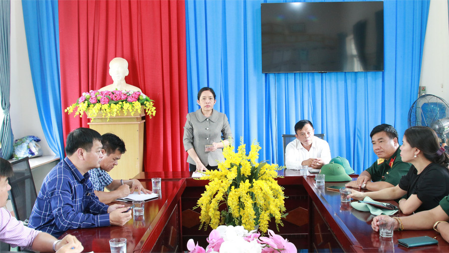 Đoàn khảo sát trao đổi với lãnh đạo xã Ia Rvê. (Ảnh: TT) img-9172.jpg