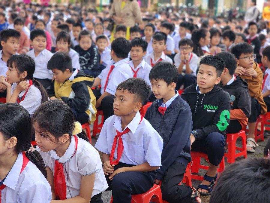 Em Thạch Chí Khang cùng các bạn học trong buổi sinh hoạt dưới cờ sáng thứ Hai ngày 22/9. (Ảnh: TT) khang.jpg