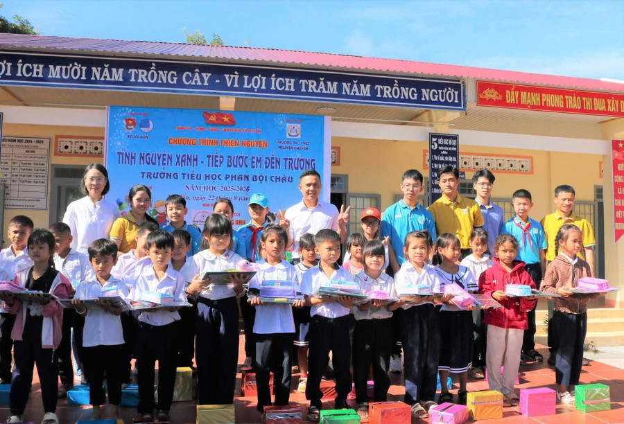 Giáo dục lòng nhân ái được Trường Nguyễn Khuyến quan tâm, tạo điều kiện để học sinh phát triển toàn diện. 1000034208.jpg