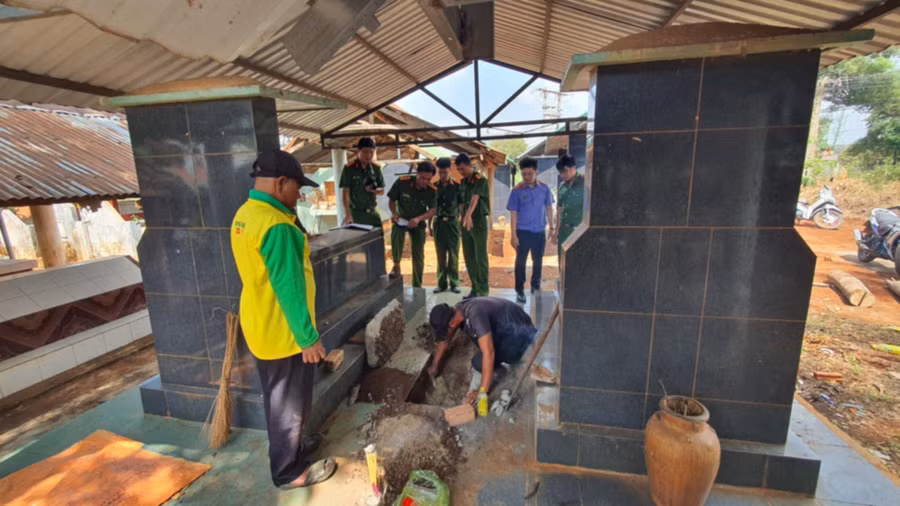 Công an Đắk Lắk khai quật bào thai để thu mẫu ADN củng cố hồ sơ. (Ảnh: CACC)