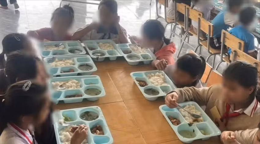 Một bữa ăn của học sinh vùng khó ở Đắk Lắk.