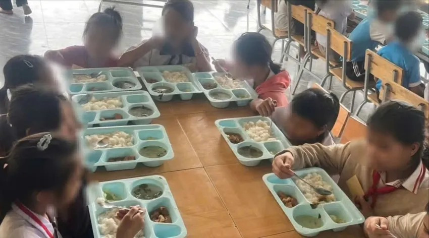 Một bữa ăn của học sinh vùng khó ở Đắk Lắk.