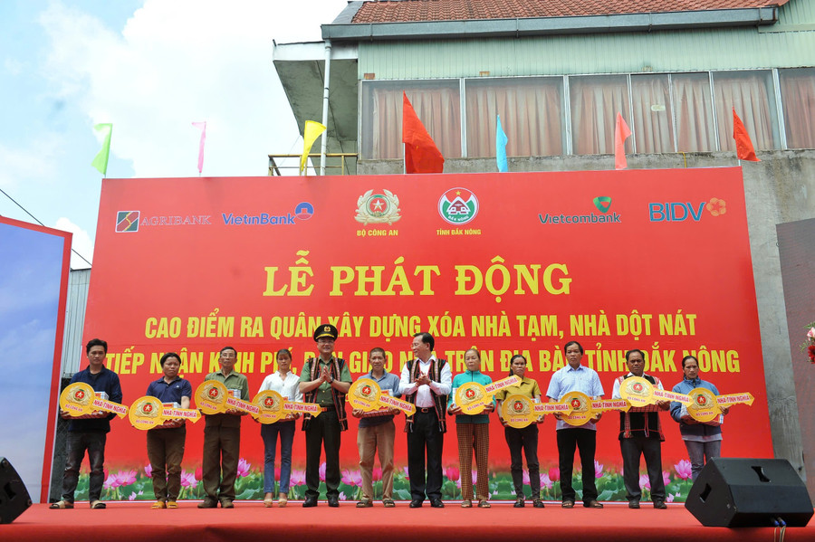 Người dân Đắk Nông nhận biển tượng trưng căn nhà do Bộ Công an, tỉnh Đắk Nông và các nhà hảo tâm tài trợ. (Ảnh: TT) chia-khoa.jpg