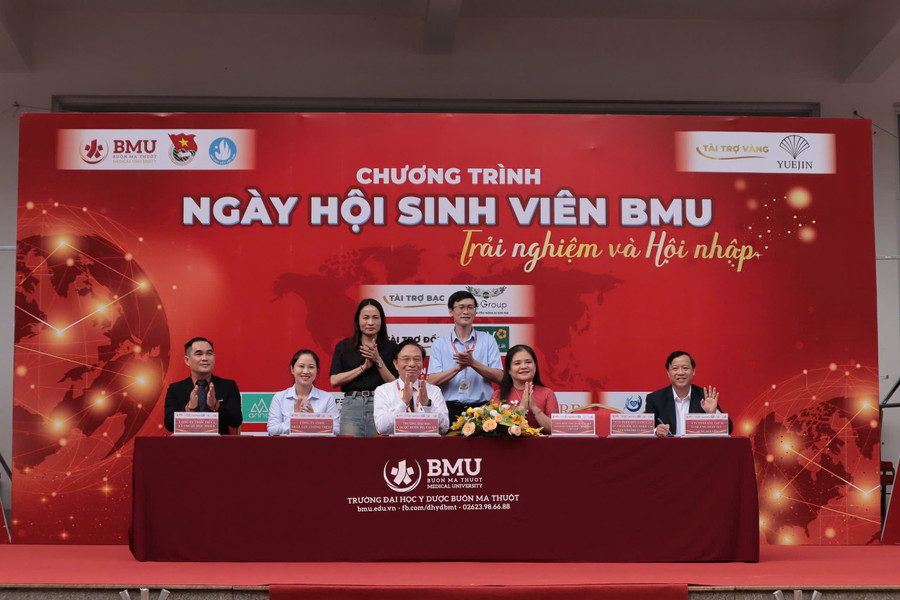 Lễ ký kết hợp tác giữa BMU với 5 doanh nghiệp. (Ảnh: TT) 1-ky-ket.jpg