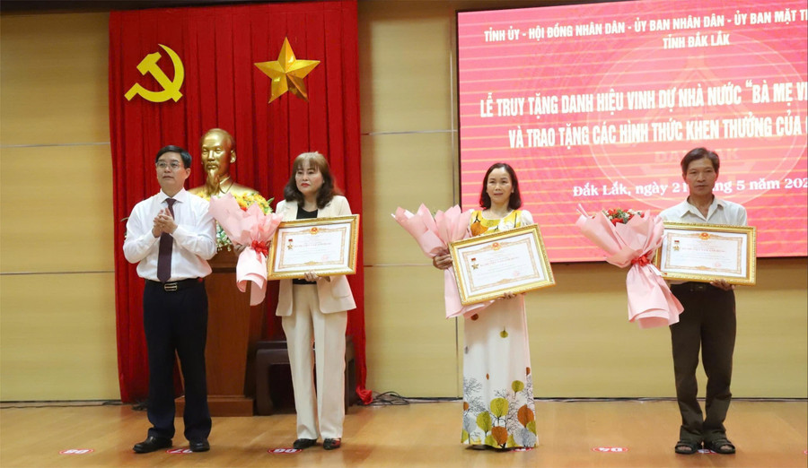 Thừa ủy quyền của Chủ tịch nước, ông Nguyễn Đình Trung - Bí thư Tỉnh ủy Đắk Lắk trao danh hiệu cho thân nhân các mẹ. (Ảnh: CL)