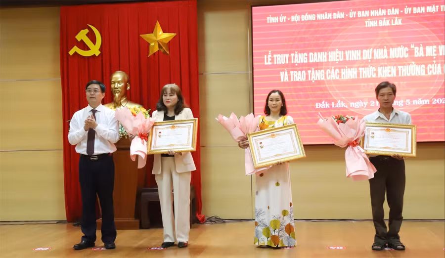 Thừa ủy quyền của Chủ tịch nước, ông Nguyễn Đình Trung - Bí thư Tỉnh ủy Đắk Lắk trao danh hiệu cho thân nhân các mẹ. (Ảnh: CL)