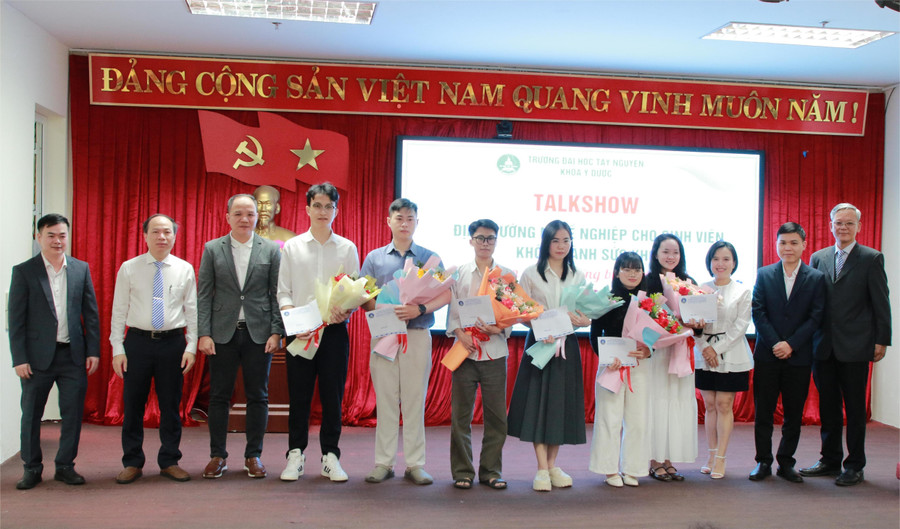 Trao học bổng cho đại diện các cựu sinh viên trúng tuyển chương trình bác sĩ nội trú năm 2025. (Ảnh: Thành Tâm)