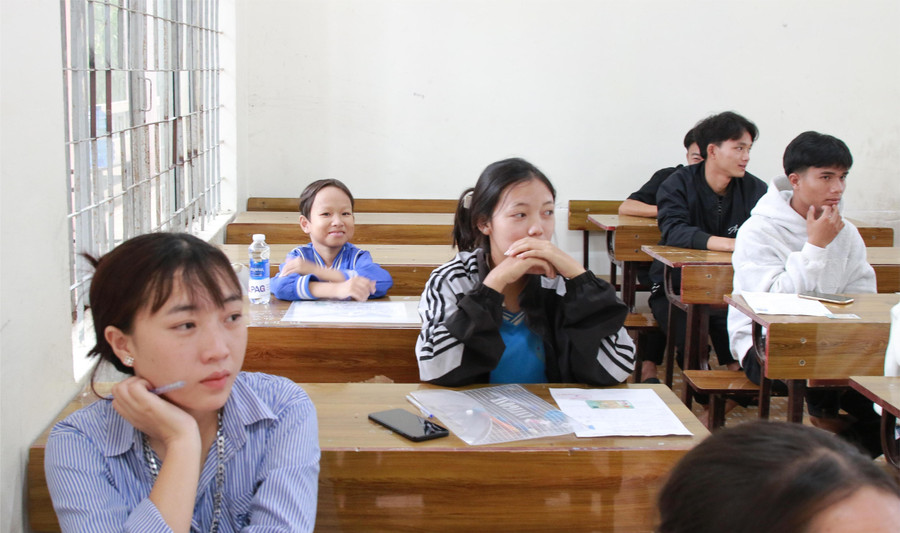 Thí sinh Nguyễn Văn Thiện đến làm thủ tục dự thi chiều 25/6. (Ảnh: Thành Tâm)