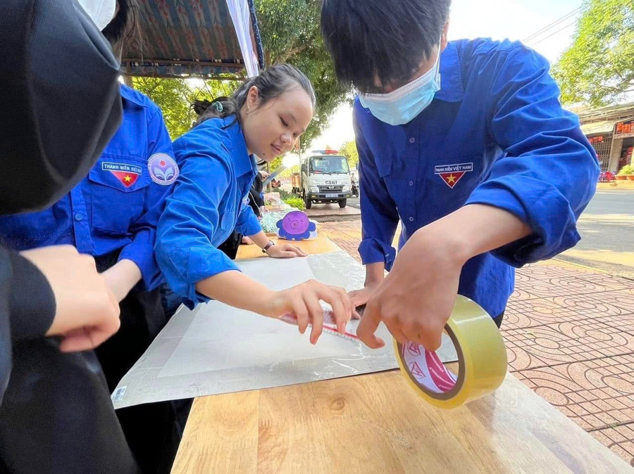 Thanh niên tình nguyện huyện Lắk chuẩn bị nơi ở cho thí sinh từ xa về trung tâm huyện dự thi. (Ảnh: TT) lak.jpg