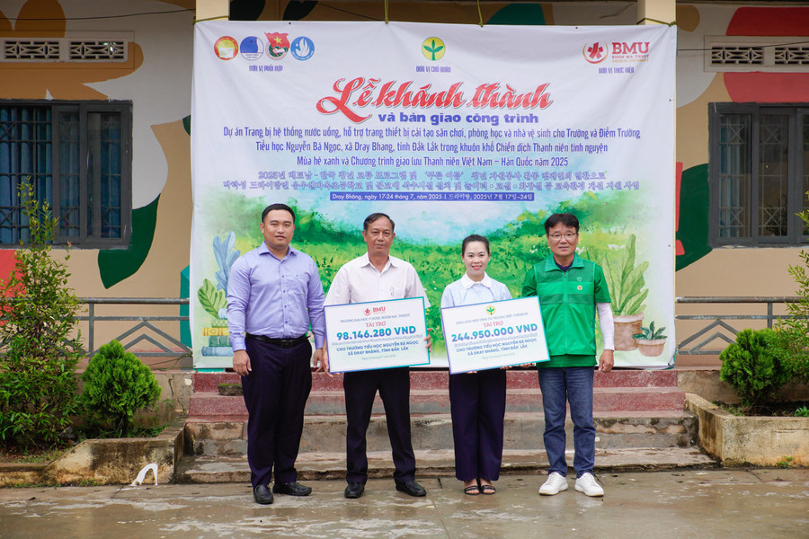 Các đơn vị trao bảng tài trợ cho lãnh đạo Trường Tiểu học Nguyễn Bá Ngọc. (Ảnh: TT) 2.jpg