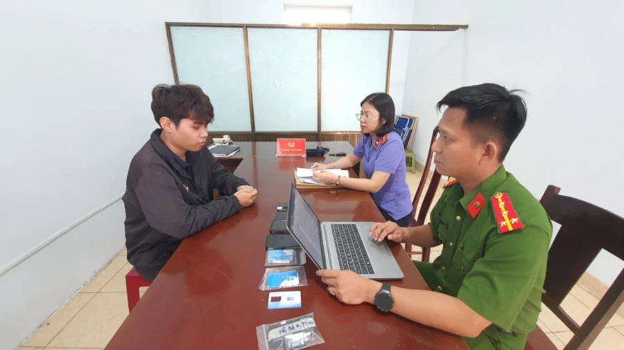 Sinh viên Nguyễn Bá Khánh Toàn tại cơ quan Công an. (Ảnh: SĐ)