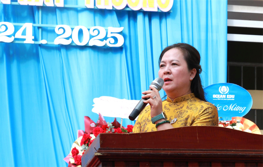 Phó Giám đốc Sở GD&ĐT Đắk Lắk ghi nhận, biểu dương thành tích mà thầy và trò nhà trường đã đạt được trong thời gian qua. (Ảnh: Thành Tâm) 1-c-oanh.jpg