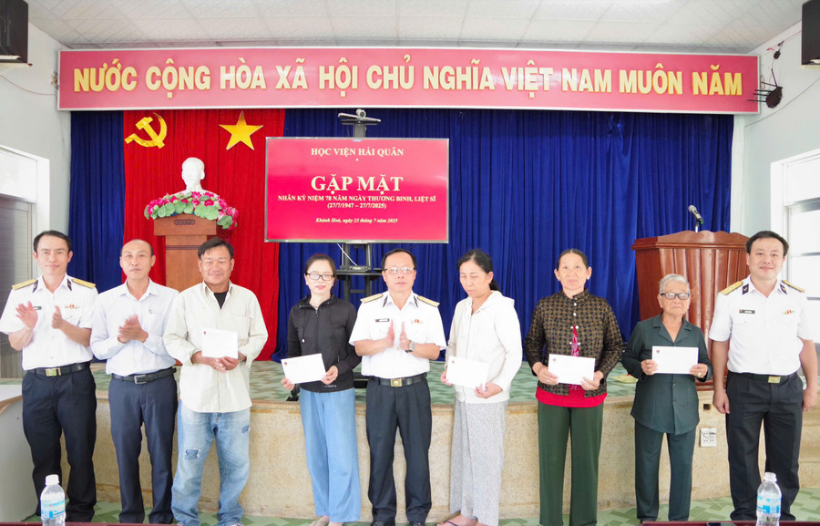 Học viện Hải quân trao 10 phần quà cho cho các gia đình chính sách gặp khó khăn. (Ảnh: NA) anh-2-tin-tong-hop.jpg