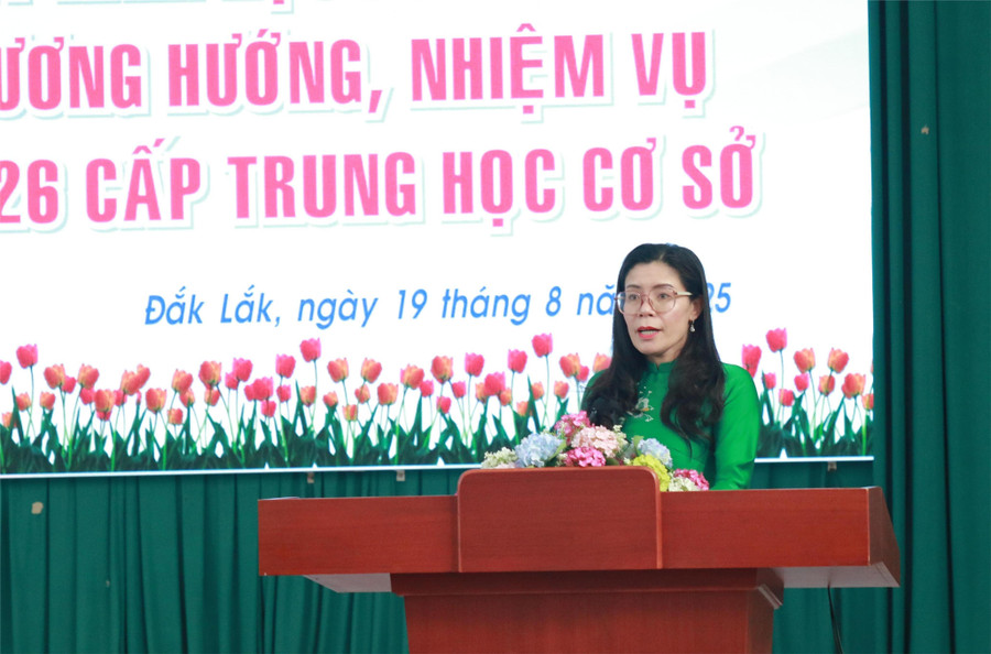 Bà Lê Thị Thảo - Trưởng phòng Giáo dục phổ thông, Sở GD&ĐT báo cáo kết quả năm học 2024-2025 và triển khai nhiệm vụ năm học 2025-2026. (Ảnh: Thành Tâm) 1-ts.jpg