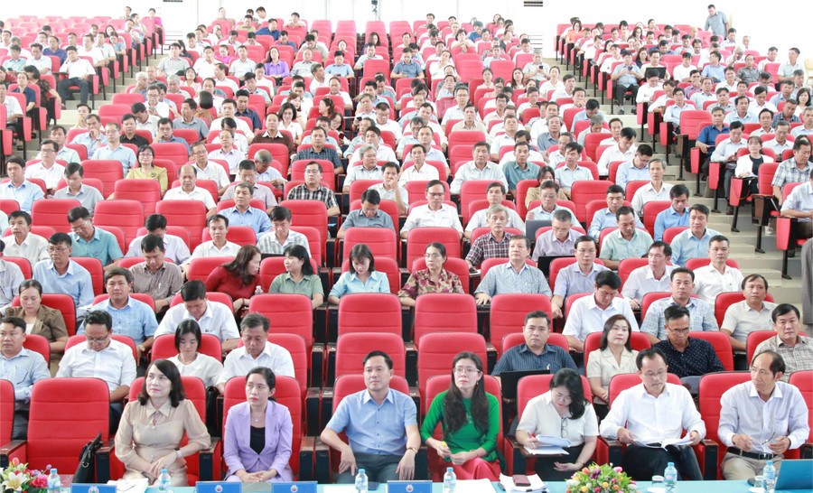 Đại biểu dự Hội nghị trực tiếp tại Trường THPT chuyên Nguyễn Du. (Ảnh: Thành Tâm) 1-db.jpg