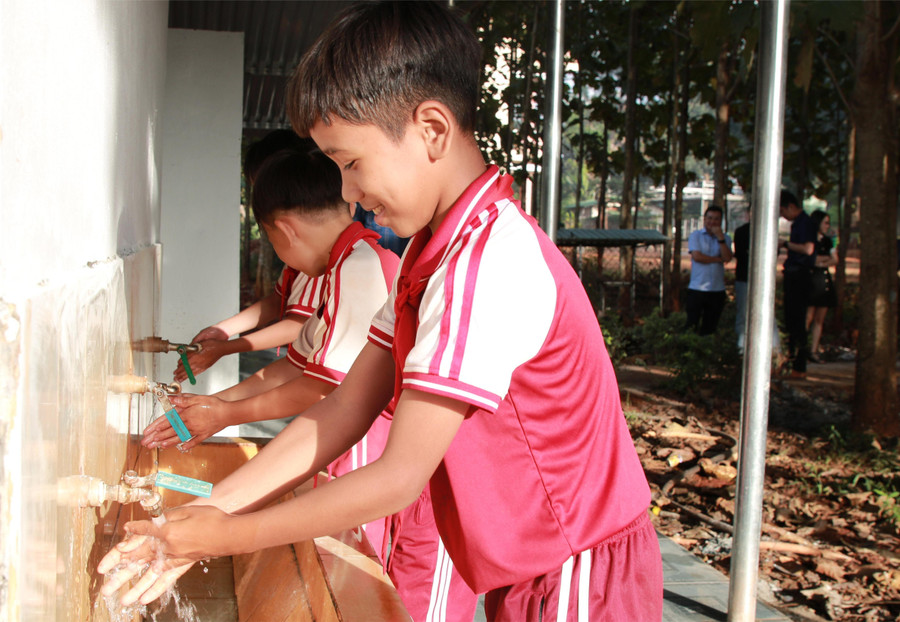 Nhóm học sinh lớp 5A1 - Trường Tiểu học Lê Đình Chinh sử dụng công trình vệ sinh sau sửa chữa, nâng cấp. img-4207.jpg