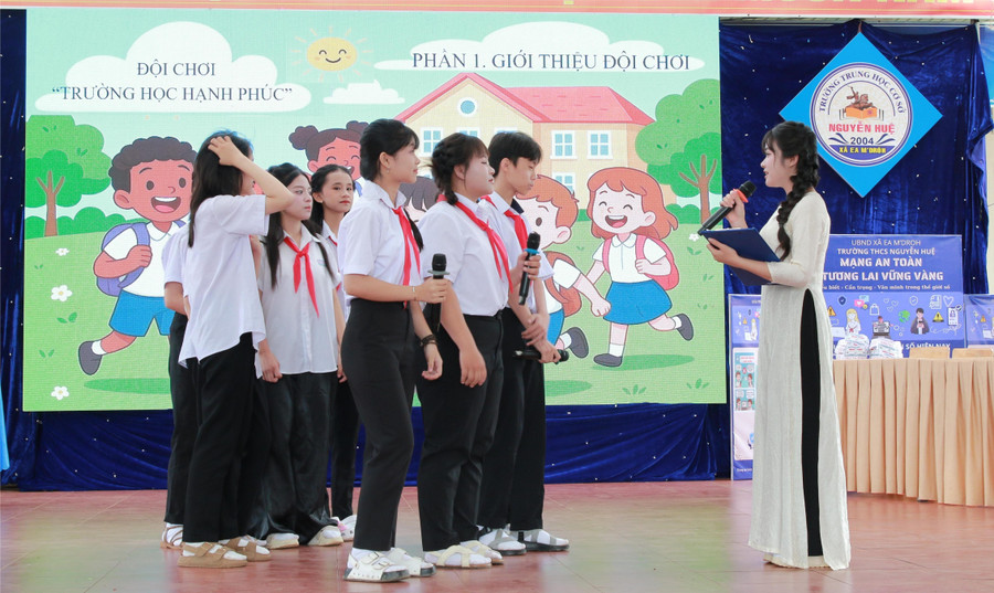 Phần tiểu phẩm giới thiệu đội chơi được học sinh sáng tạo từ những câu chuyện có thật về bạo lực học đường, bắt cóc online.