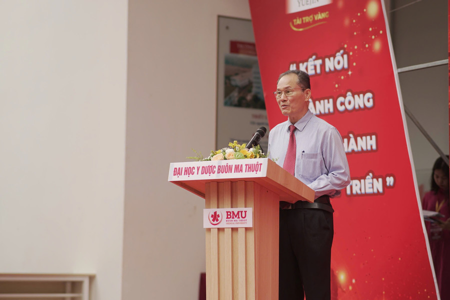 GS.TS Cao Tiến Đức - Hiệu trưởng Trường Đại học Y Dược Buôn Ma Thuột phát biểu tại ngày hội. (Ảnh: TT) gsts.jpg