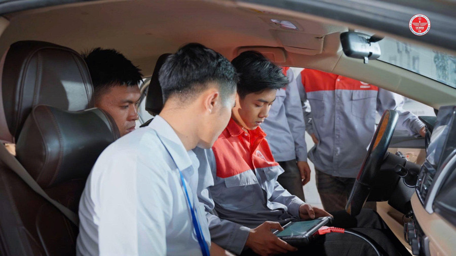 Sinh viên ngành Công nghệ ô tô thực hiện các thao tác chẩn đoán và kiểm tra kỹ thuật số trên xe. (Ảnh: BK) a2.jpg