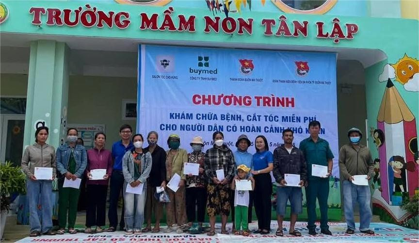 Ban tổ chức tặng quà cho hộ dân trên địa bàn. (Ảnh: TĐ) huong-3.jpg