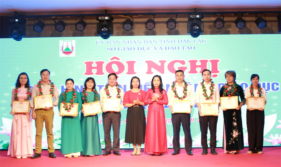 Khen thưởng cho các cá nhân điển hình tiên tiến giai đoạn 2020-2025. (Ảnh: Thành Tâm) 1-kt-so.jpg