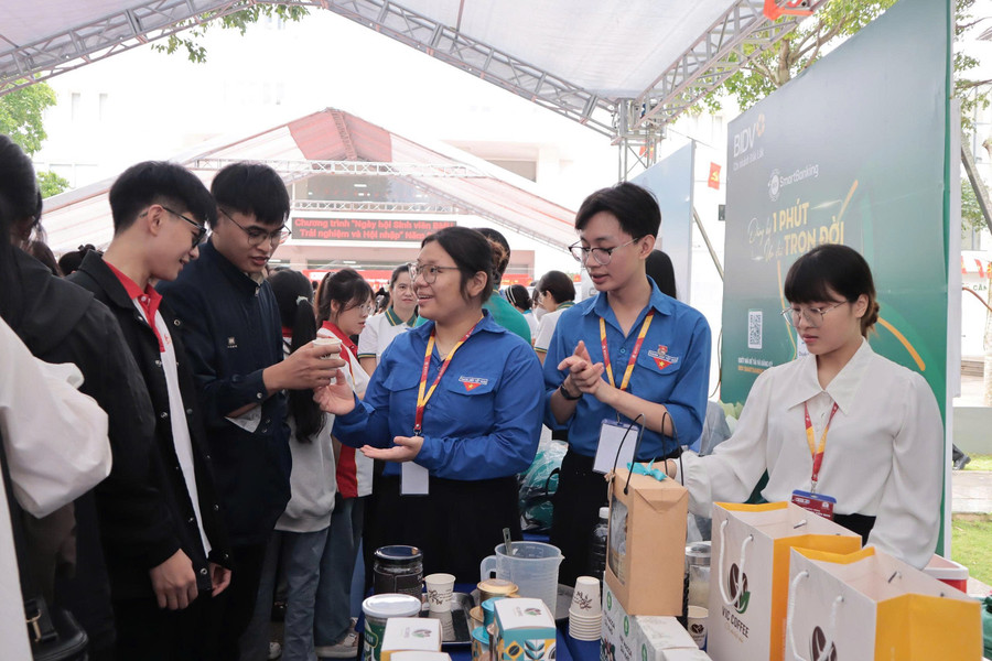 Các em học sinh hào hứng với không gian mở tại ngày hội. (Ảnh: TT) trai-nghiem.jpg