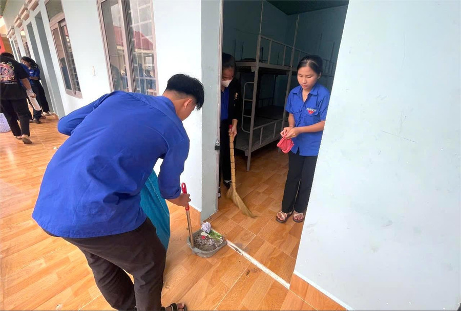 Công tác vệ sinh khu nội trú được đội hình thanh niên tình nguyện tại các địa phương đảm nhiệm với tinh thần vì một Kỳ thi an toàn. (Ảnh: TT) a1-ea-sup.jpg