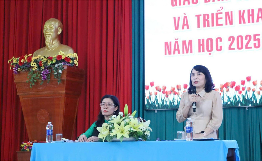 Phó Giám đốc Sở GD&ĐT Võ Thị Minh Duyên trao đổi tại Hội nghị. (Ảnh: Thành Tâm) duyen.jpg