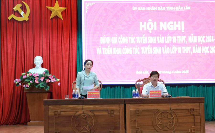 Ông Nguyễn Thiên Văn, Phó Chủ tịch UBND tỉnh - bà Lê Thị Thanh Xuân, Giám đốc Sở GD&ĐT đồng chủ trì hội nghị. (Ảnh: TT)