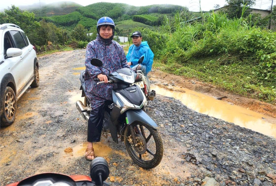 Ông Dương Xuân Vỹ - Phó Hiệu trưởng phụ trách Trường THPT Trần Hưng Đạo, xã Yang Mao, Đắk Lắk trên đường đi cứu trợ.