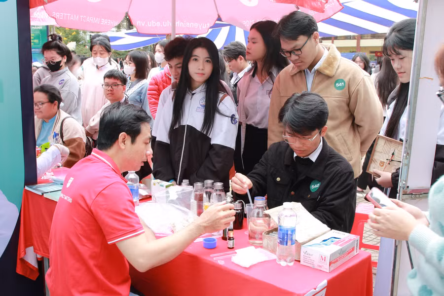 Học sinh trải nghiệm lĩnh vực Y tế. (Ảnh: Thành Tâm)