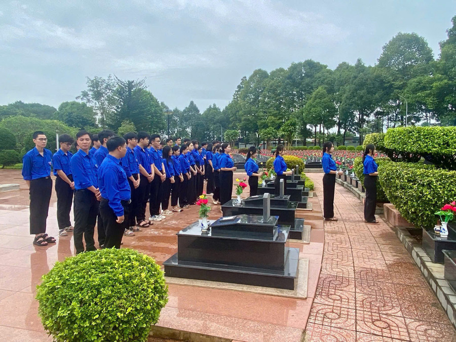 Đoàn Trường THCS&THPT Đông Du dâng hương tại Nghĩa trang liệt sĩ tỉnh Đắk Lắk. (Ảnh: ĐT) anh-5-tin-tong-hop.jpg