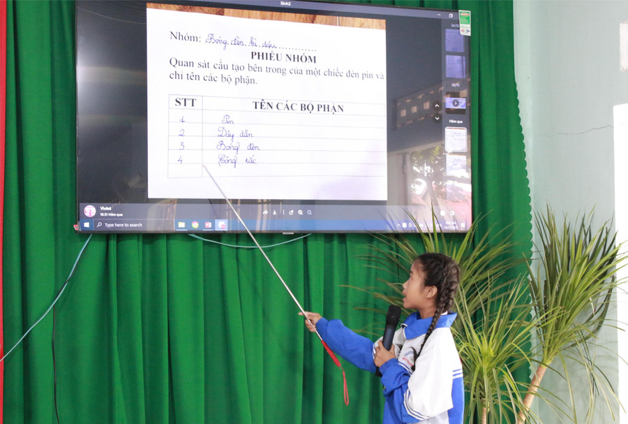 Học sinh báo cáo kết quả làm việc nhóm. 3-hs.jpg